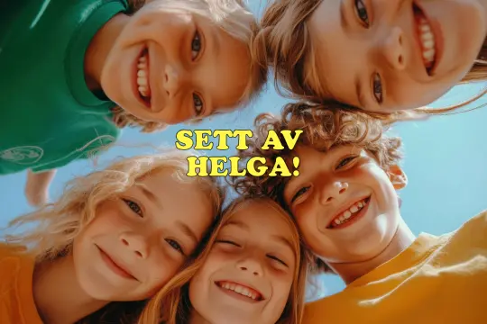 Fem barn som smiler inn i kamera, tekst: Sett av helga!
