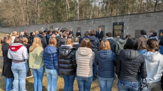 Ser bilde av elever fra Kongsvinger ungdomsskole ved minnesmerke fra 2. verdenskrig.