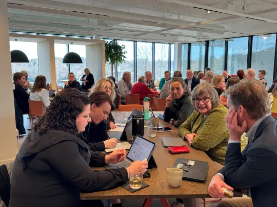 Bilde av politikerne som sitter i grupper og jobber.