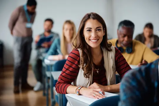 Bilde av voksne som sitter i et klasserom