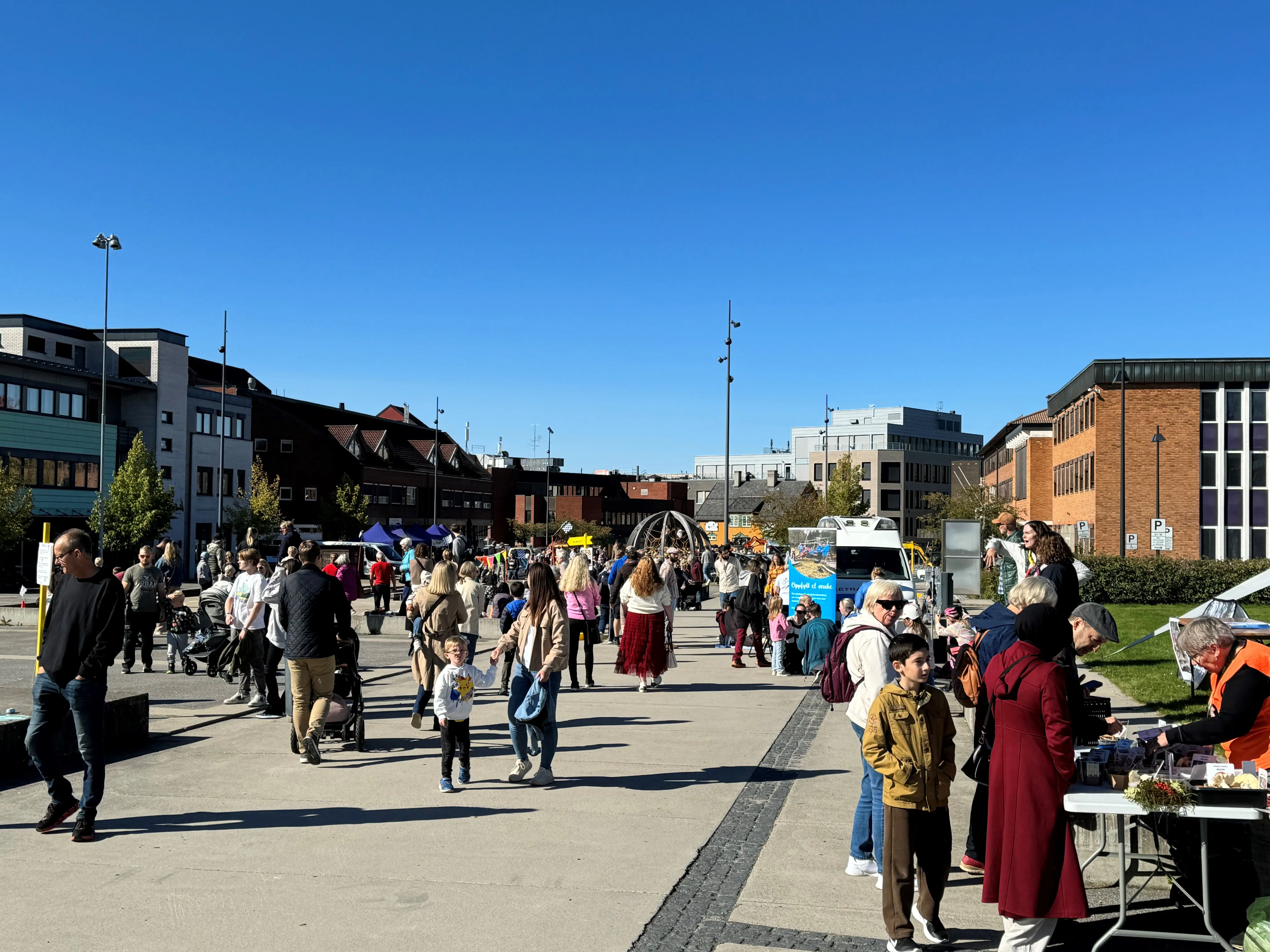 Bilde som viser folk og liv og røre i Kongsvinger.