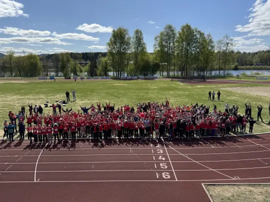 Bilde av 600 elever på Skansesletta friidrettsanlegg.