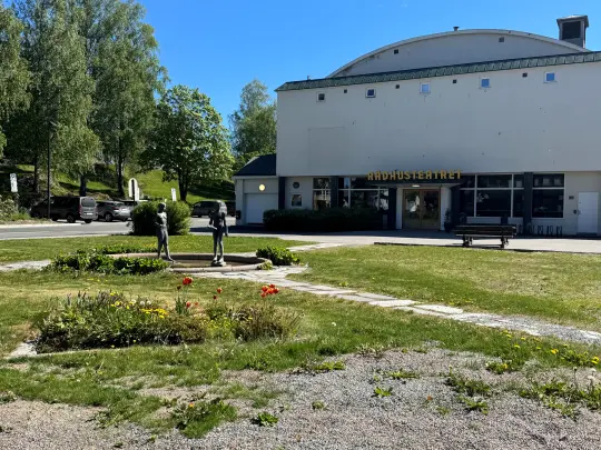 Bilde av Rådhus-Teatret og Teaterparken.