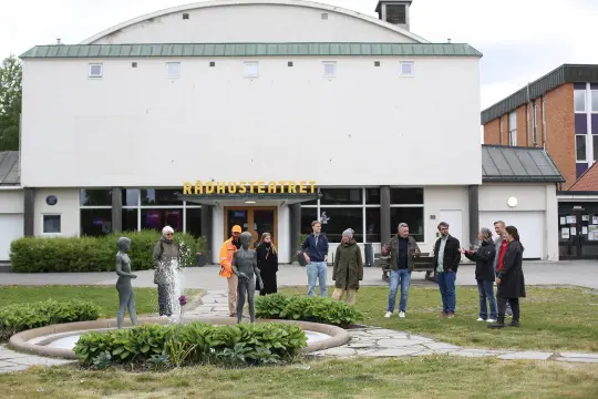 Befaring hvor representanter i prosjektet står og ser seg rundt i Teaterparken. Befaring hvor representanter i prosjektet står og ser seg rundt i Teaterparken.