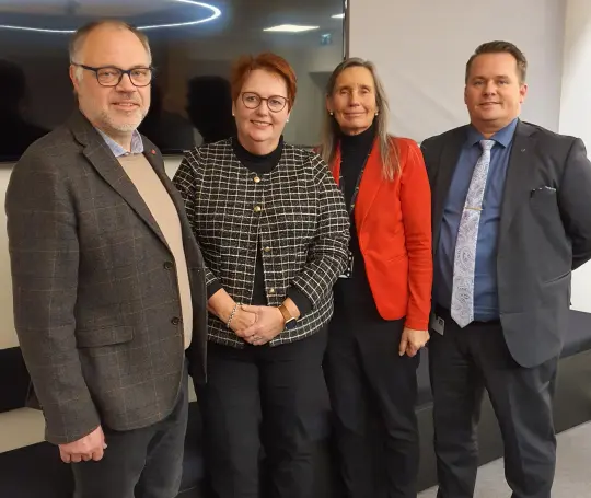 Bilde av styret for E16, Fra venstre: ordfører i Sør-Odal kommune, Knut Hvithammer, ordfører i Kongsvinger kommune, Elin Såheim Bjørkli, ordfører i Nes kommune, Tove Irene Nyhus og ordfører i Ullensaker kommune, Jon Sverre Bråthen