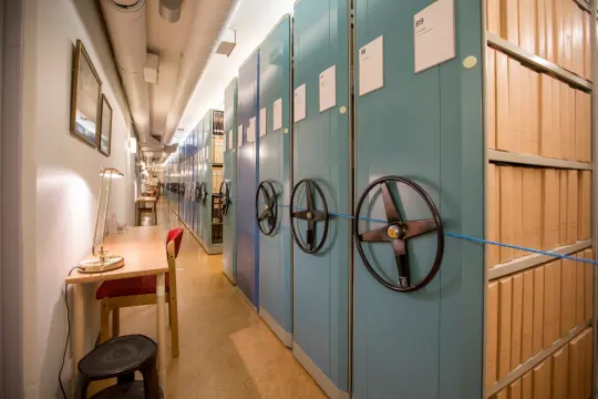 Arkiv med hyllemeter av historiske dokumenter