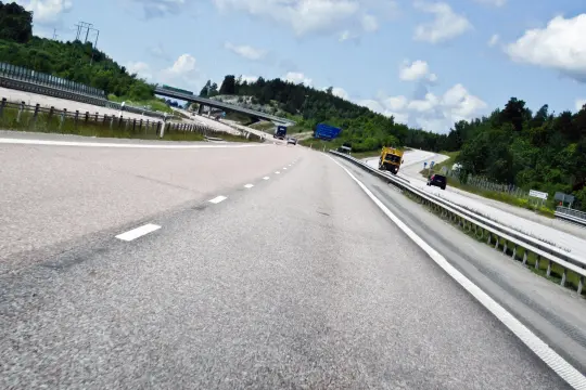 Illustrasjonsbilde med fokus på kjørebane på motorvei