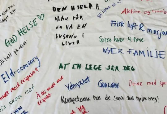 Bilde av en t-skjorte hvor folk har skrevet hva som er viktig for deg.