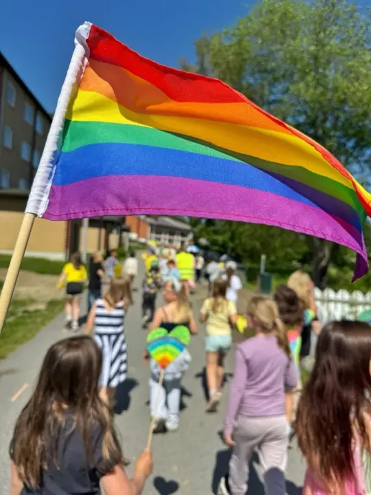 Bilde av barn som går i tog for å feire mangfold.