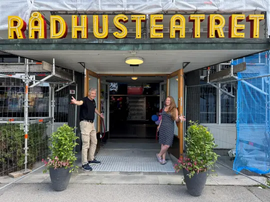 Bilde av inngangspartiet i Rådhus-Teatret med avdelingsleder Stine Marie og byggeleder Steinar.
