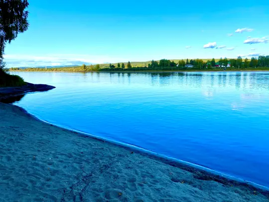Bilde av guttebadet ved Glomma i Kongsvinger. Du ser en strand og blå himmel. Bilde av guttebadet ved Glomma i Kongsvinger. Du ser en strand og blå himmel.