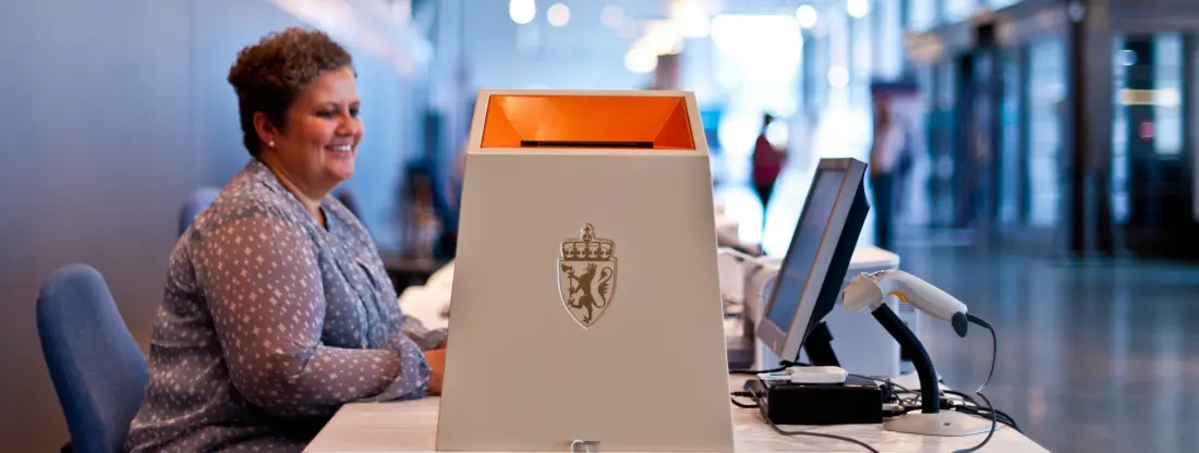 Valgmedarbeider som sitter ved ei stemmeurne ved valget. Valgmedarbeider som sitter ved ei stemmeurne ved valget.