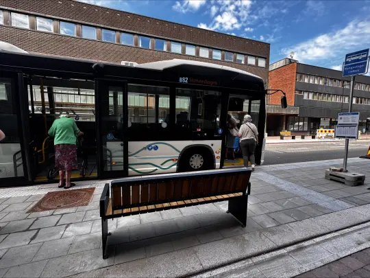 Viser bilde av bussholdeplassen og de nye krakkene. En ser hvor enkelt passasjerer går av og på bussen.