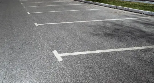 Bilde av en parkeringsplass