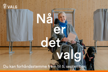 Bilde av en velger som er i valglokalet.
