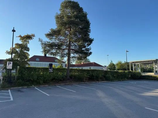 Viser parkeringsplass mot biblioteket som er forbeholdt forhåndsstemmere.