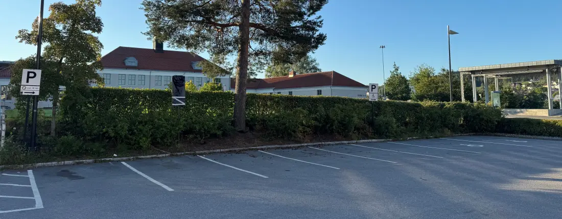 Bilde av de seks parkeringsplassene og HC-parkering som er forbeholdt forhåndsstemmere.