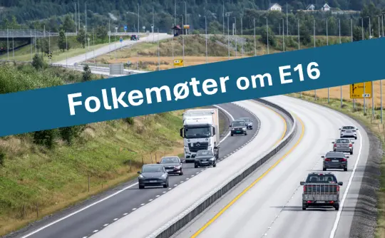 Bilde fra motorveien E16 med et banner hvor det står "Folkemøter om E16"