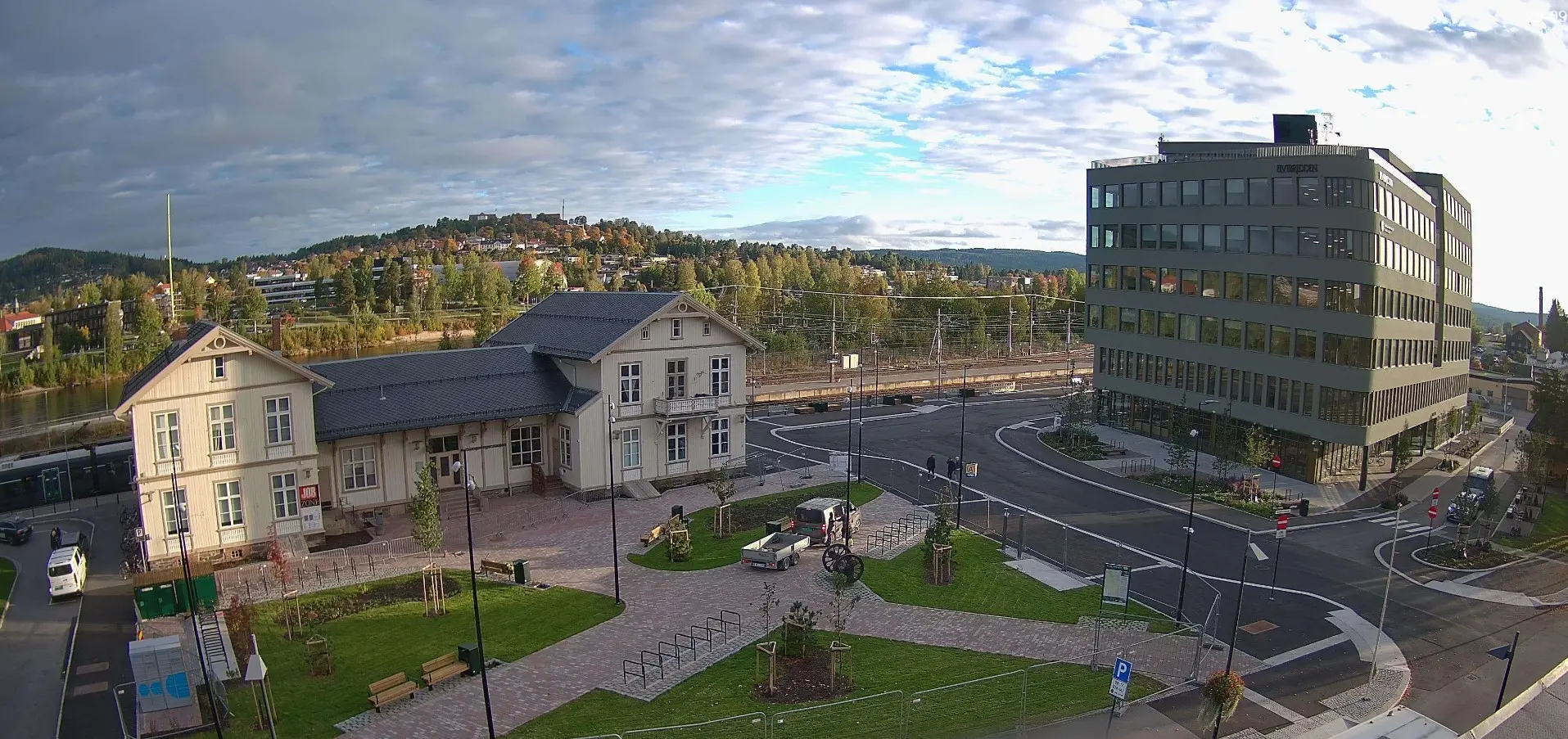 Bilde av Kongsvinger stasjon med ny park, ny bussterminal og forretningsbygg.