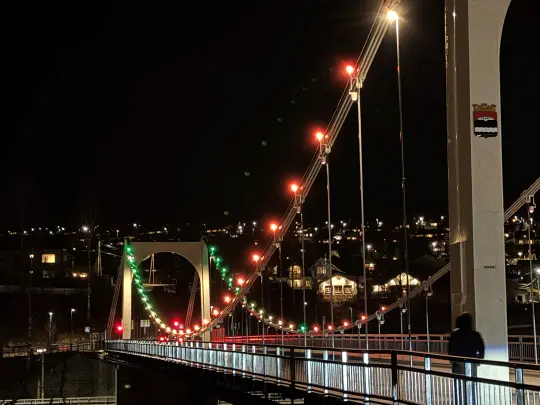 Kongsvinger bru med belysning i rødt og grønt.