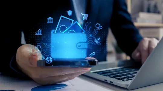 Bilde av en mann som sitter foran pcn og så illustreres det ved en mobil søknad og penger.