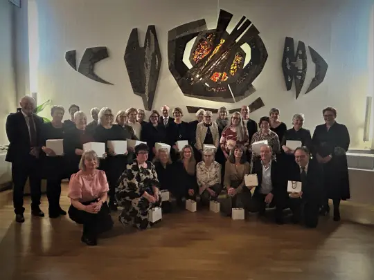 Bilde av pensjonister og 25 års jubilanter.