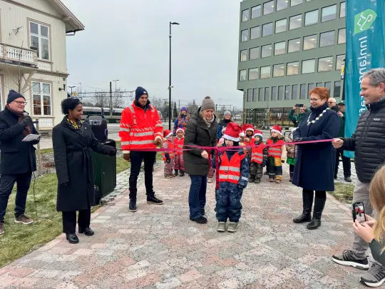 Bilde av klipping av snor under åpning av kollektivterminalen på Kongsvinger stasjon.