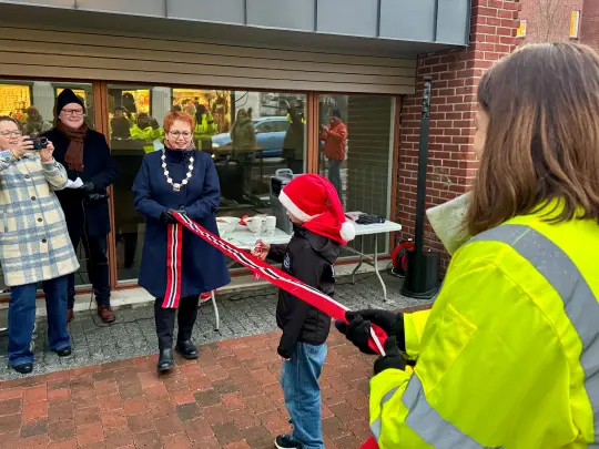 Barn med nisselue som klipper av ei snor som symboliserer åpning av Storgata og Brugata i Kongsvinger.