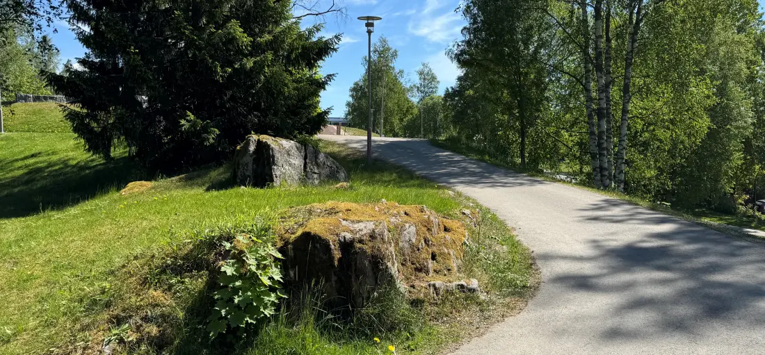 Bilde av en asfaltert sti i byparken