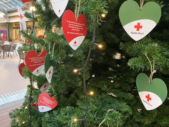 Bilde av juletre i Gågata i Kongsvinger hvor det henger røde og grønne hjerter.