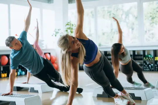 Tre personer som trenger styrke i en treningssal.