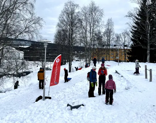 Aking med barn og voksne i Byparken.