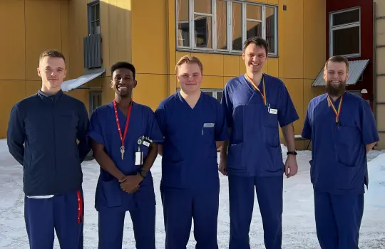 Her ser du fem mannlige ansatte fra Holt HDO.