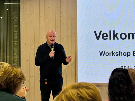 Bilde av kommunedirektør Lars Andreas Uglem som informerer og ønsker velkommen til en workshop.