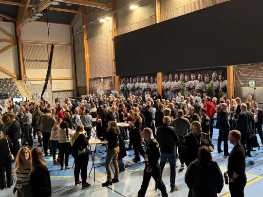 Bilde av en folkemengde som er på kurs.