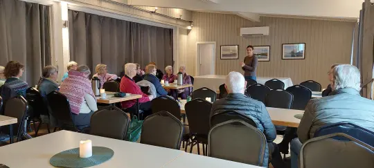 Bilde av folk på møteplassen.