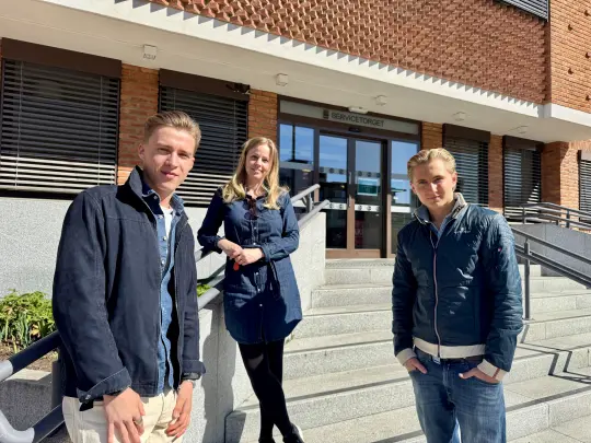 Bilde av to nye lærlinger og lærlingkoordinator Camilla.