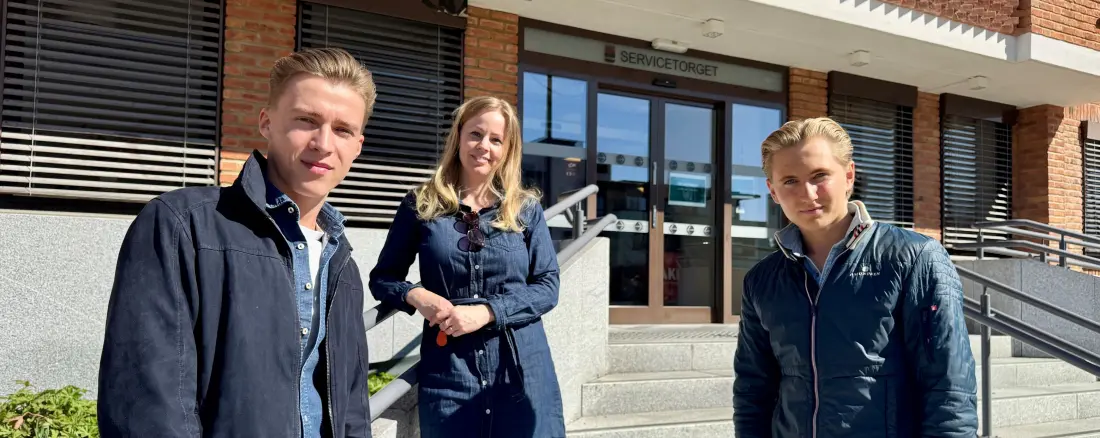 Bilde av to nye lærlinger og koordinator Camilla.