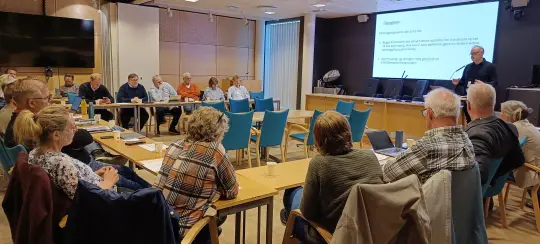 Formannskapene i Nes og Sør-Odal kommuner er samlet til felles møte i rådhuset på Skarnes. Ordfører Knut Hvithammer i Sør-Odal, innleder i bildet