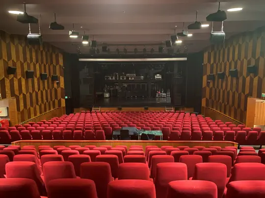 Viser salen i Rådhus-Teatret med kinoseter og scene.