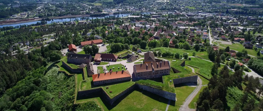 Bilde av Kongsvinger festning med byen i bakgrunn.