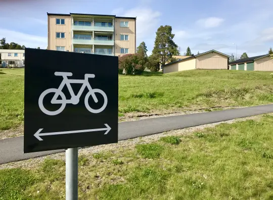 Viser et sykkelskilt som er på Tråstad.