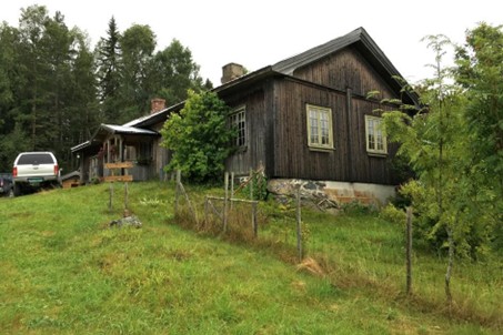 Den gamle røykstua på Hytjanstorpet med deler av hagen. Tidligere var det en hestekastansje i hagen, men den ble tatt ned i forbindelse med at gården fikk strøm.