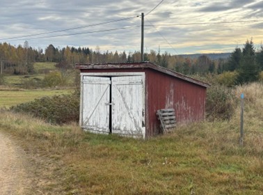 En av mange garasjer som fins i området. Denne typen av bygninger er truet. Beste vernet er gjennom aktiv bruk.