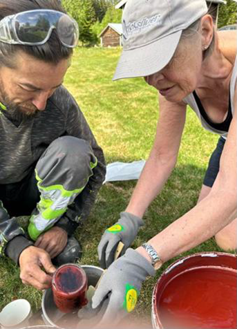 . Delaktighet er viktig. Her blandes komposisjonsmaling til rett farge, Mågstuen, Possåsen.