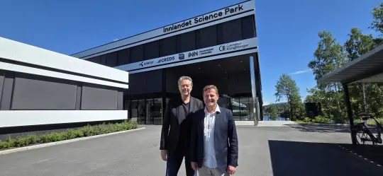 Bilde av Jon Egil Pettersen og Petter Braathen foran Innlandet Science Park.