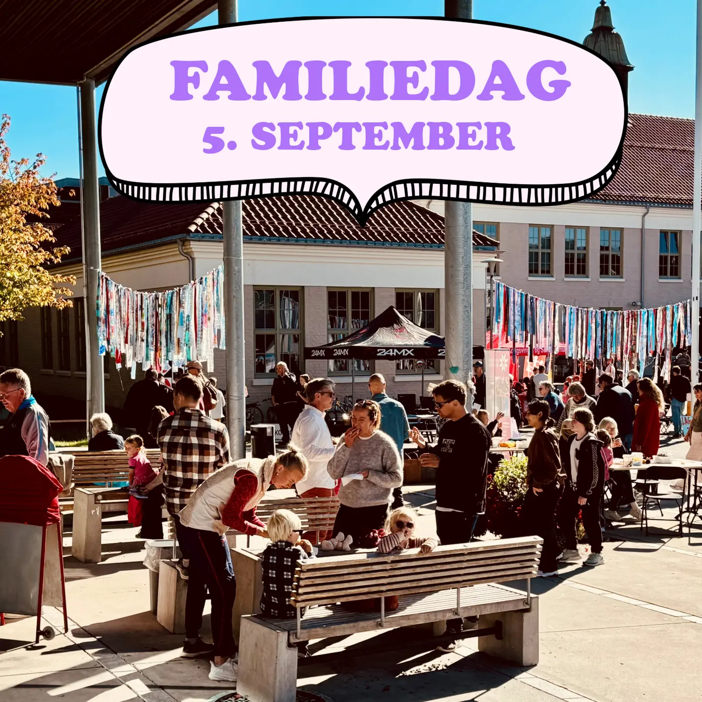 Bilde fra familiedagen 2025, med masse folk foran biblioteket.