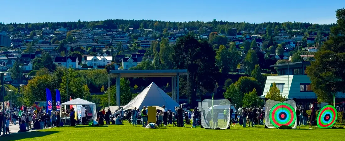 Viser et bilde av flere stand og aktiviteter.