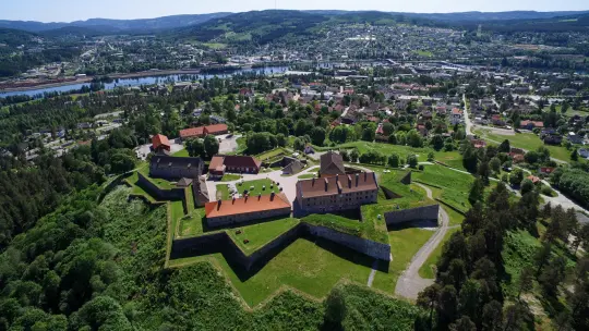 Bilde av Kongsvinger festning med byen i bakgrunn.