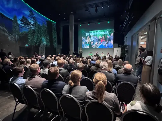Bilde av et av foredragene med fullsatt sal.